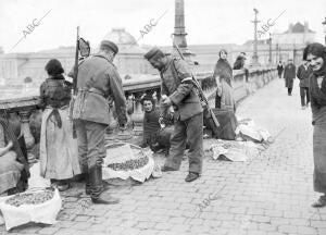 Una pareja de Soldados de la reserva territorial Comprando Frutas en Bruselas