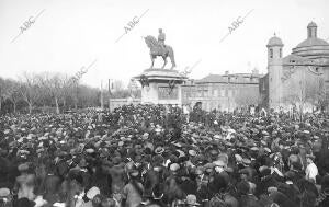 El público alrededor de la estatua del general Prim durante el acto de descubrir...