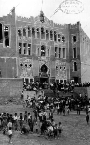 Fachada de la nueva plaza de Toros para cuya inauguración Reina gran Entusiasmo,...