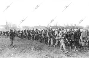 Tropas Alemanas de infantería A su paso por un pueblo de Polonia