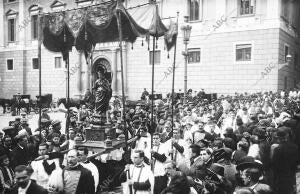La imagen de santa Eulalia, en la procesión recientemente Celebrada, A su paso...