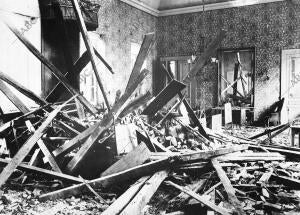 Estado en que ha Quedado después del bombardeo la sala del trono en la...