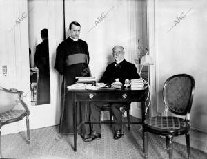 M. Cooreman, consejero de estado de Bélgica, acompañado del canónigo Carton de...