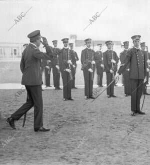 S. M. el Rey Revistando A los Alumnos de la escuela Naval en el patio del...