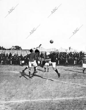Una jugada del interesante partido que Jugaron ayer tarde en el campo del...