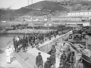 Muelle de Ceuta al embarcar para la península los soldados licenciados