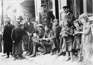 Soldados Alemanes en un pueblo de la Polonia Rusa Rodeados de Niños de la...