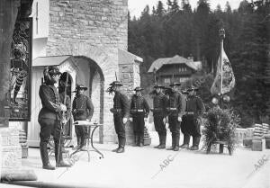 El relevo de la guardia por Los "Bersaglieri" en un castillo Ocupado por un...