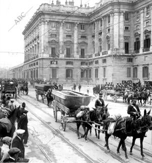 Desfile ante el palacio real del regimiento de Pontoneros que tan Brillantes...