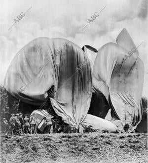 Oficiales y Soldados Alemanes examinando los Restos del dirigible Francés...
