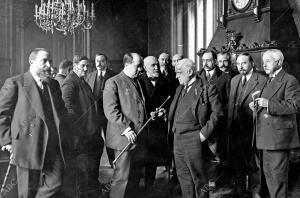 El nuevo Presidente, Sr. Collaso (1) Recibiendo de Manos de su Antecesor, Sr....