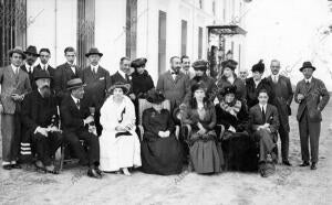 S. M. la Reina doña victoria Eugenia (1), con las Personas que la Acompañaron,...