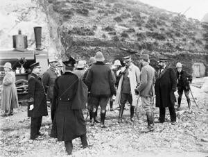 El residente general Francés (X) Visitando las Canteras del Puerto