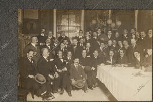 Los directores y redactores de los periódicos de Sevilla en el banquete...