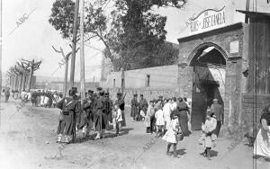 Soldados de infantería A la puerta de una fábrica de san Martín de Provensals