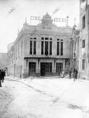 El exterior del cine Ideal durante el mes de su inauguración