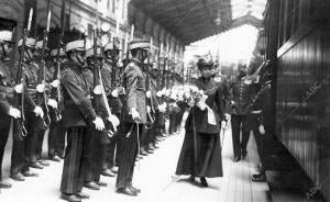 Su majestad la Reina doña María Cristina, A su Llegada A san Sebastián, Pasando...