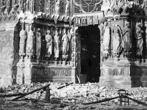 Una de las puertas de la Catedral de Reims, tal como quedó a consecuencia del...