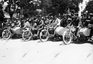 Grupo de corredores que presentó la casa Landaluce, sobre motos Harley-Davidson,...