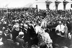 Inauguración de un ferrocarril el arzobispo de Zaragoza (I) Bendiciendo el...