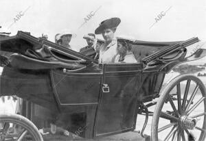 Su majestad la Reina, con sus Augustos Hijos, el príncipe de Asturias y el...