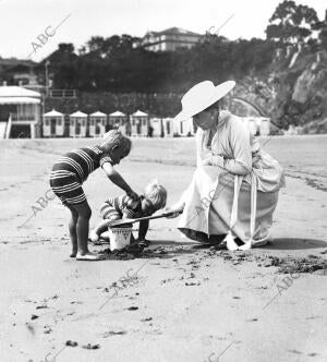 S. M. la Reina doña victoria Eugenia con los Infantitos D. Juan y D. Gonzalo, en...