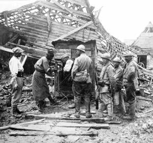 Soldados Franceses Haciendo provisión de agua en la región del Somme, después de...