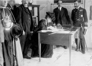 S. M. la Reina doña María Cristina Firmando en la primera página del álbum del...