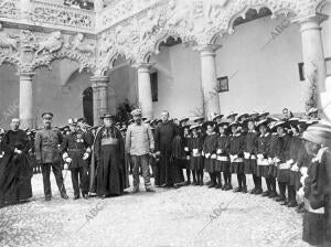 El cardenal arzobispo de Toledo, Sr. Guisasola (X), acompañado del general...