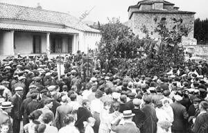 Las Autoridades y vecindario de Arbucias en la inauguración del edificio...