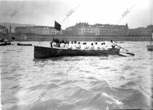 Llegada A la meta de la Barca Vencedora, que Pertenece A la matrícula del Orrio