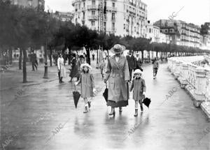 S. M. la Reina Doña Victoria, con las Infantitas Doña Beatriz y Doña María...