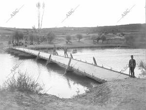 Puente sobre el Duero, cerca de burgo de Osma, puesto por el regimiento de...