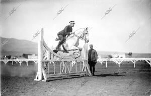 Salto de la Barra curva por el Caballo "Salmista", montado por el primer...