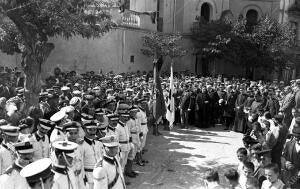 Las Autoridades y Comisiones en la bendición de la bandera Española, regalada A...