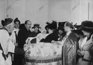 Familia Luca de Tena en el bautizo del primogenito de Don Fernando, en la...
