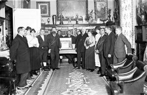 El rector de la Universidad de Barcelona, doctor Carulla (X), con los...