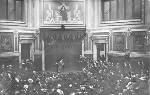 Aspecto del salón de Actos durante la conferencia que Dio anoche Mme