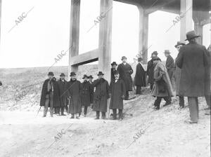 Sr. Gasset (X), con las Autoridades e Invitados, durante su visita A las Obras...