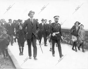 Su majestad don Alfonso Xiii (X) acompañado por el Conde del Grove, Paseando por...