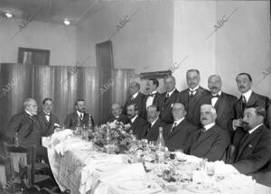 Banquete Ofrecido por los Senadores y Diputados de la provincia de Sevilla al...