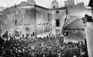 El pueblo de Monovar Presenciando el descubrimiento de la lápida que Da A una de...