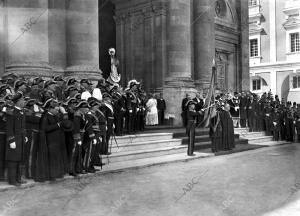 D. Alfonso Xiii (X) Presenciando la jura de bandera de los Nuevos Oficiales de...