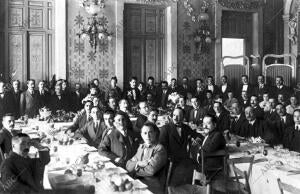 El maestro Serrano (X) en el banquete con que la compañía y orquesta del teatro...