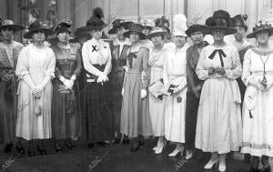 La cruz Roja en san Sebastián - la Reina madre doña María Cristina al salir del...