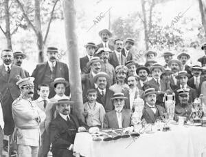 La junta Directiva del tiro Nacional, en el reparto de Premios que se Verificó...