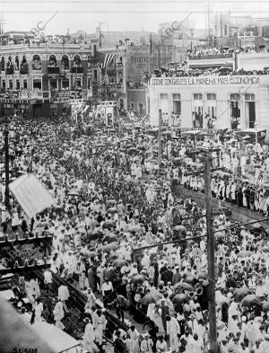 Puerto rico en la Guerra - un regimiento portorriqueño en marcha por las Calles...