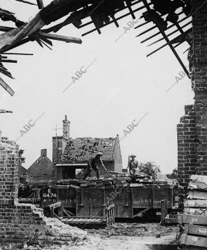 Al través de una casa Bombardeada - Soldados Ingleses Cargando un tren de...