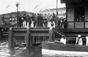 SS.MM. D. Alfonso XIII (1) y doña Victoria Eugenia (2), en el muelle de...
