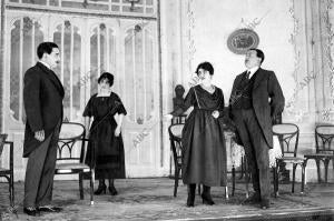 En el teatro Lara de Madrid una escena de la comedia en tres Actos, de Haro y...